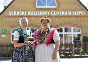 Zwei Frauen in Sorbischer Tracht vor dem Kulturzentrum Schleife